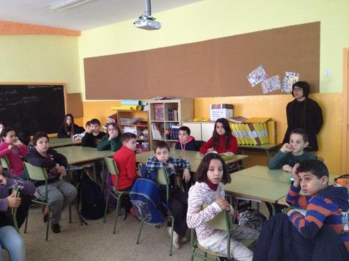 Els alumnes de 5é de primaria de l’Escola José Echegaray aprenen a fer un logo per la seva cooperativa
