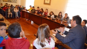 Alumnes de 5è de l’Echegaray visiten l’Ajuntament per demanar el permís d’ocupació per instal·lar una parada a la Fira de Primavera