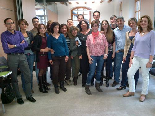 Participants del Ocupa’t-D@s Dones finalitzen la formació teórica del curs d’Operacions Auxiliars a la Venda exposant els seus aparadors