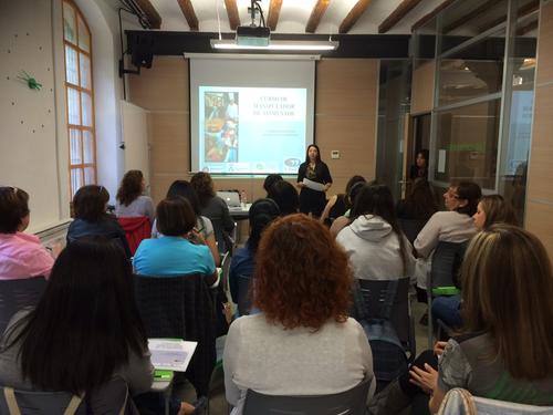 Participants del programa Ocupa’t-D@s Dones reben nocions per manipular correctament els aliments