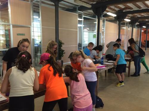 Alumnes de l’escola Vicente Aleixandre realitzen un taller d’anàlisi del riu Anoia al Molí Fariner