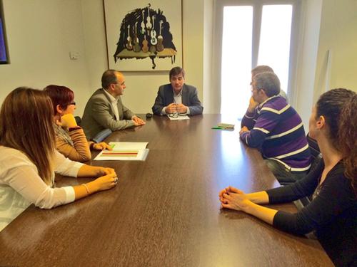 L’Ajuntament lliura una subvenció a dues empreses per contractar persones en atur