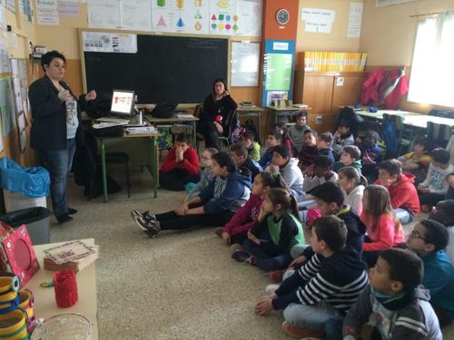 Les cooperatives escolars de Martorell aprenen tècniques de màrqueting per seleccionar i vendre els seus productes el dia del mercat