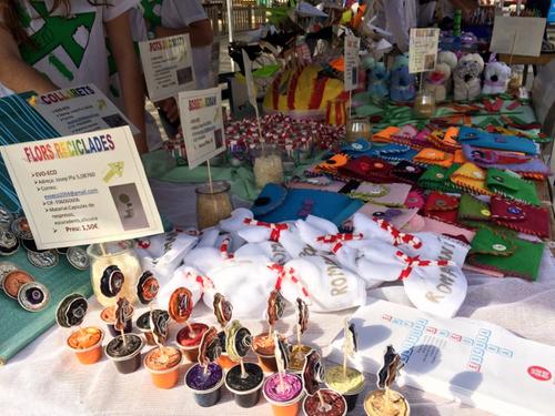 Els alumnes de les cooperatives escolars preparen els productes per vendre’ls a l’abril i al maig