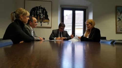 Signat un conveni amb l’Arc de Sant Martí per contractar tres persones amb discapacitat