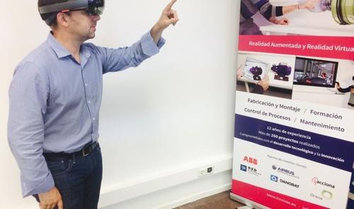 Indústria amb ulleres de Realitat Virtual amb Innovae