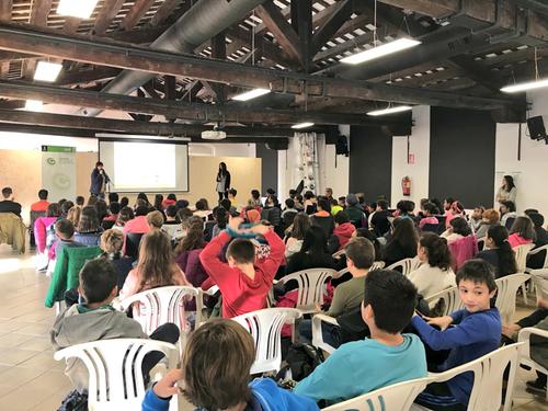 Els alumnes participants al Cultura Emprenedora a l’Escola enceten el programa i coneixen el funcionament de les cooperatives
