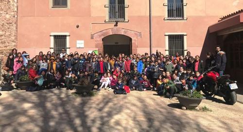 Les cooperatives escolars aprenen a fer un anunci radiofònic que enregistraran als estudis de Ràdio Martorell