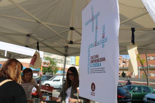 Els cooperativistes CUEME culminen el projecte amb la venda dels seus productes artesanals a la rambla de Les Bòbiles