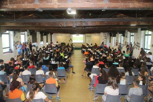 Els cooperativistes escolars lliuren els beneficis de les seves manualitats a entitats benèfiques