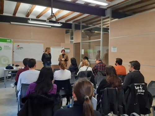 Maria Batet juga amb la creativitat en família al Molí Empresa
