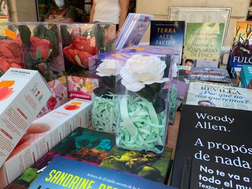 Llibreries i floristeries locals aporten part de l’essència de Sant Jordi en ple juliol