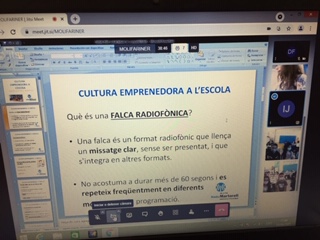 Les cooperatives CUEME de l’escola José Echegaray aprenen a crear falques de ràdio