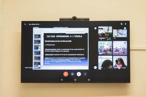 Les cooperatives CUEME de l’escola José Echegaray i La Mercè aprenen a crear falques de ràdio