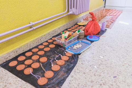 Les cooperatives escolars CUEME preparades per la venda al mercat el proper dimarts 7 de juny a La Rambla de Les Bòbiles de Martorell