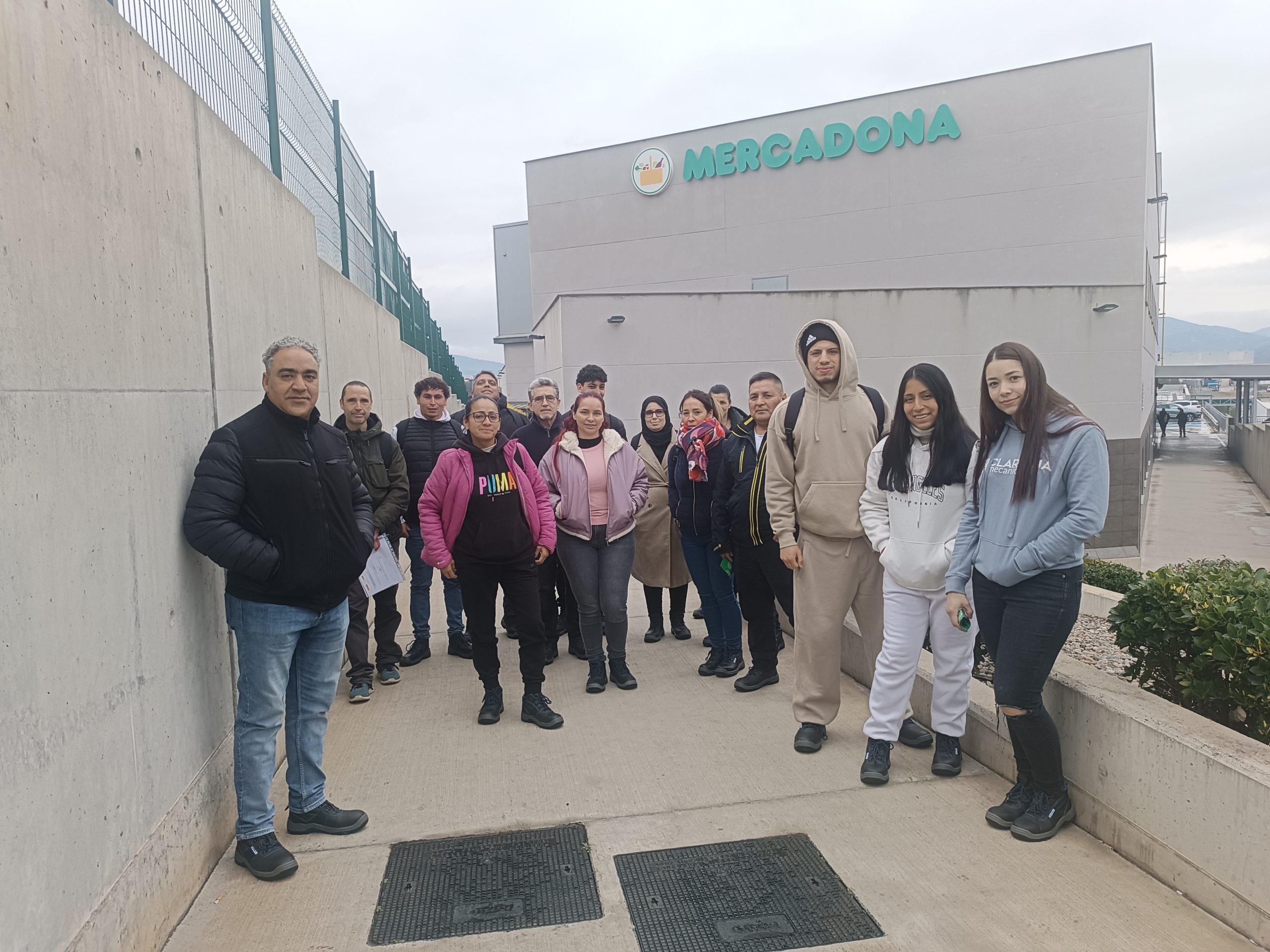 Els alumnes del certificat professional d’activitats auxiliars de magatzem visiten el centre logístic de Mercadona a Abrera