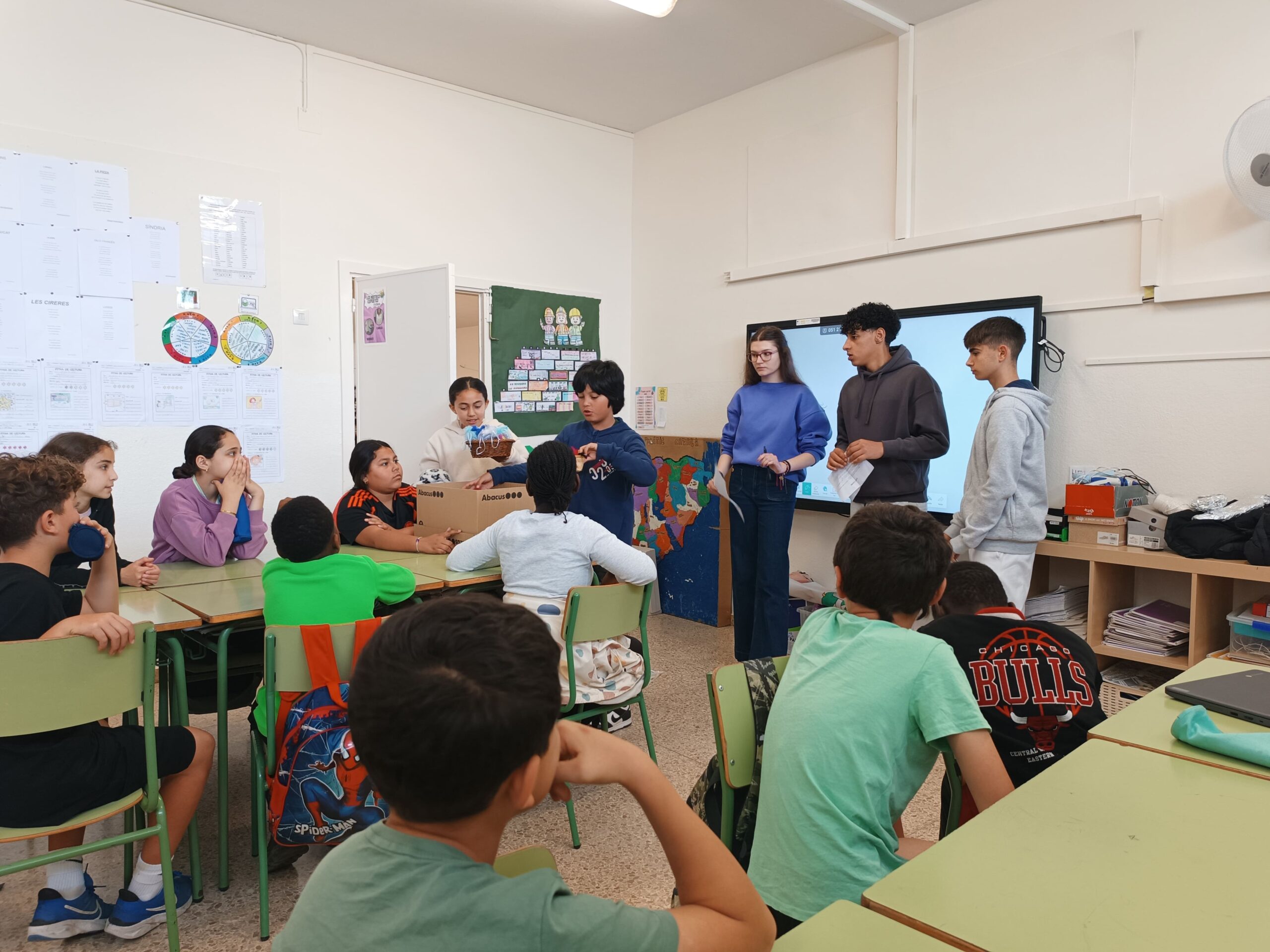 Els cooperativistes del CuEmE aprenen aparadorisme dels alumnes de l’Institut Joan Oró per preparar el Mercat CuEmE del 29 de maig