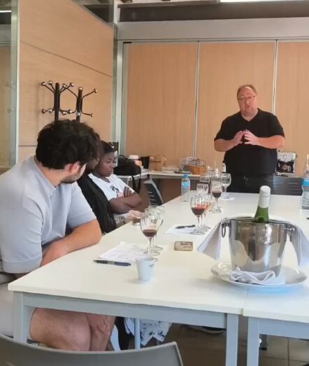 El sommelier Toni Albiol ofereix una masterclass de vins per a l’alumnat del Curs Intensiu de Cambrers