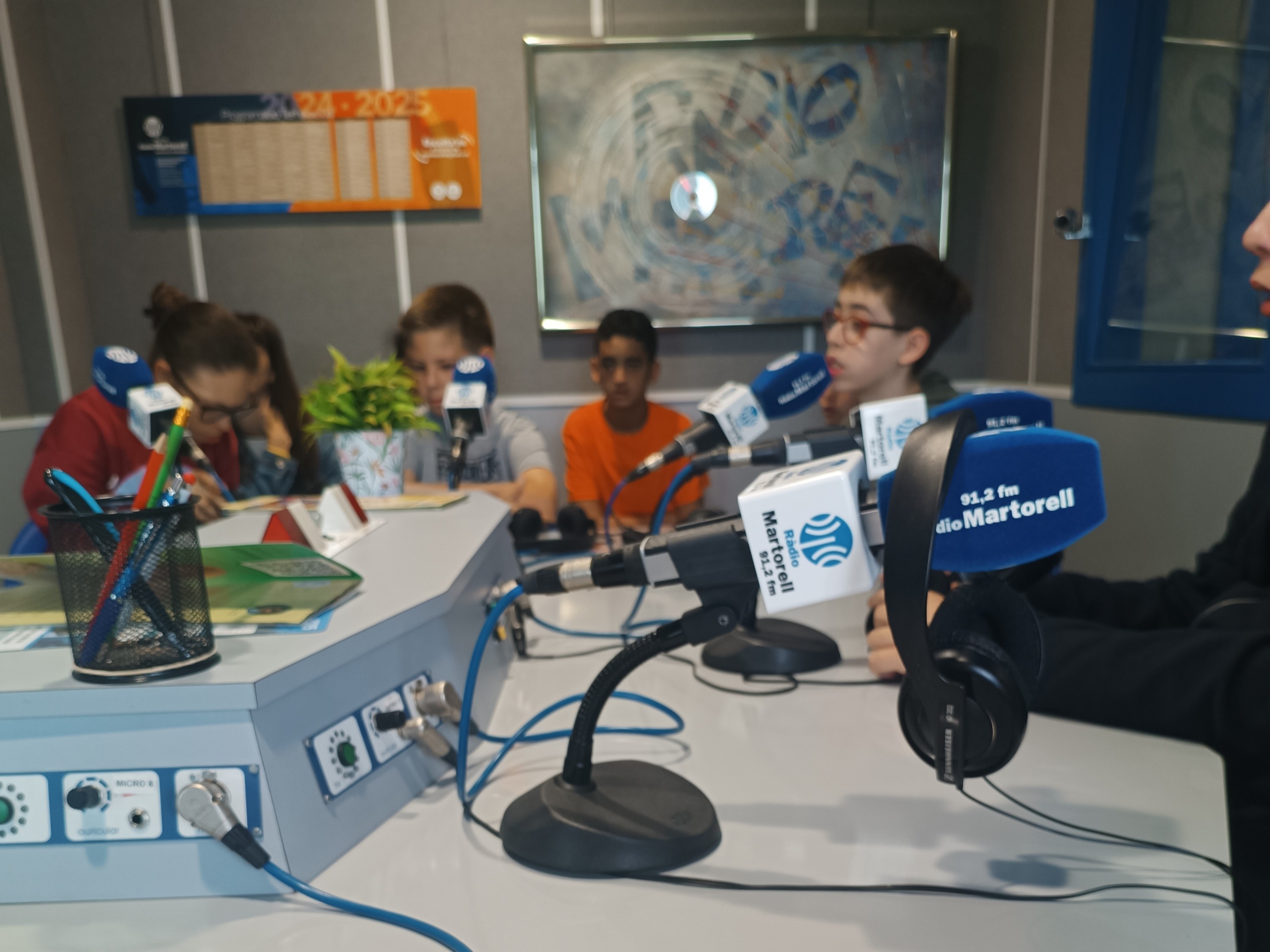 Els alumnes CUEME visiten Ràdio Martorell i graven les seves falques per promocionar la seva parada