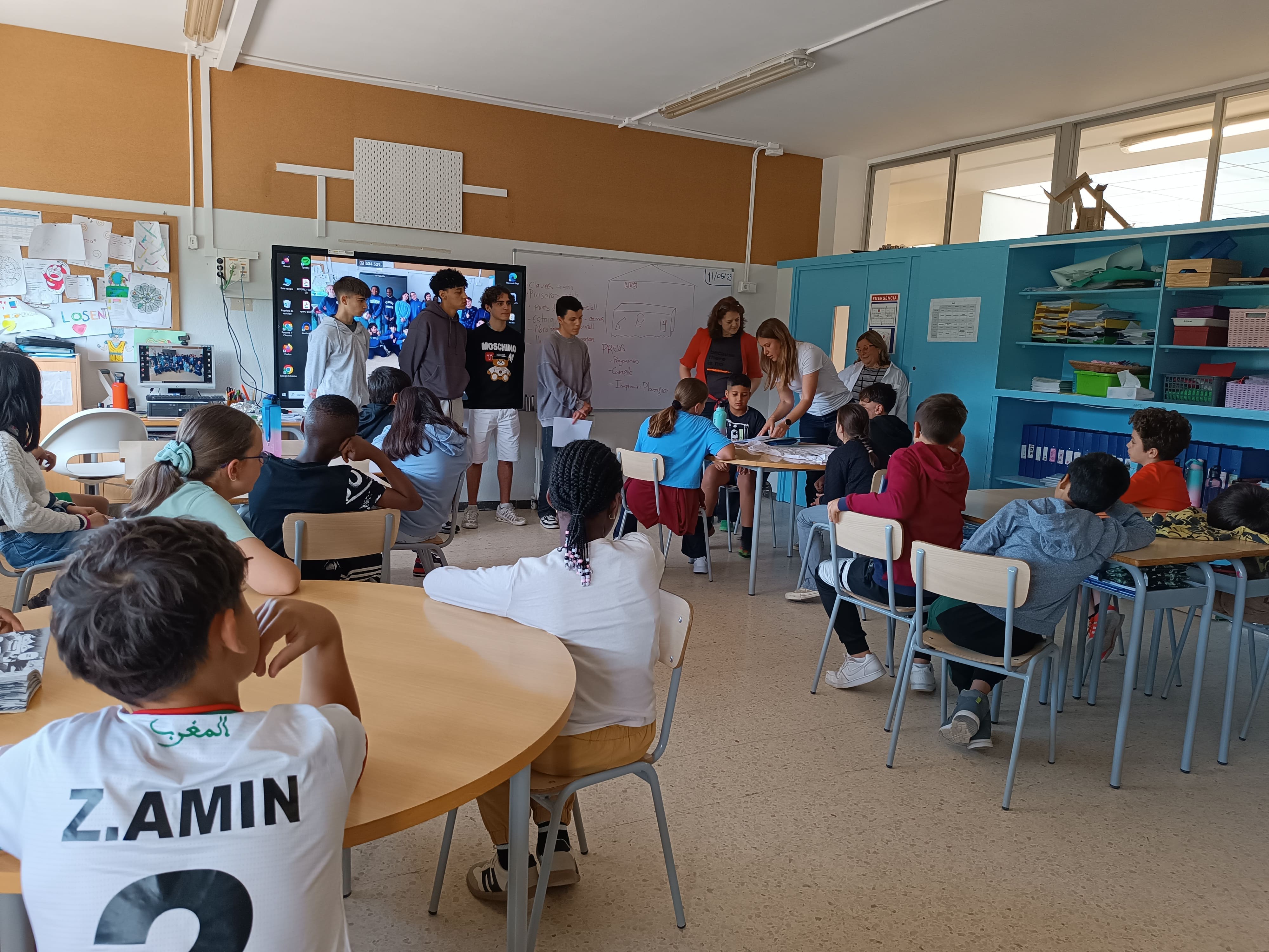 Els alumnes de les cooperatives CuEmE aprenen aparadorisme de la mà dels joves del CFGM Activitats Comercials