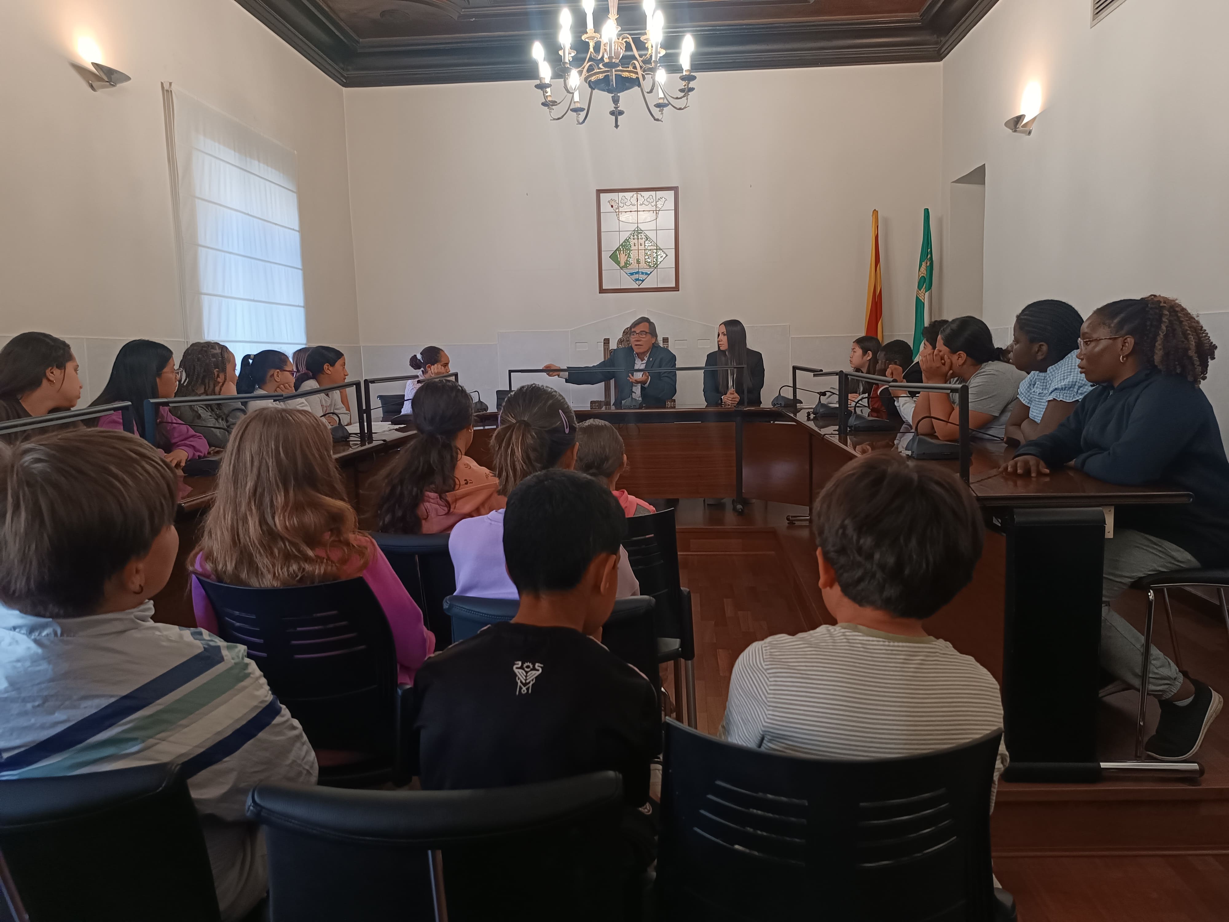 Les escoles CUEME presenten les seves cooperatives a l’Ajuntament i gestionen el permís per al Mercat